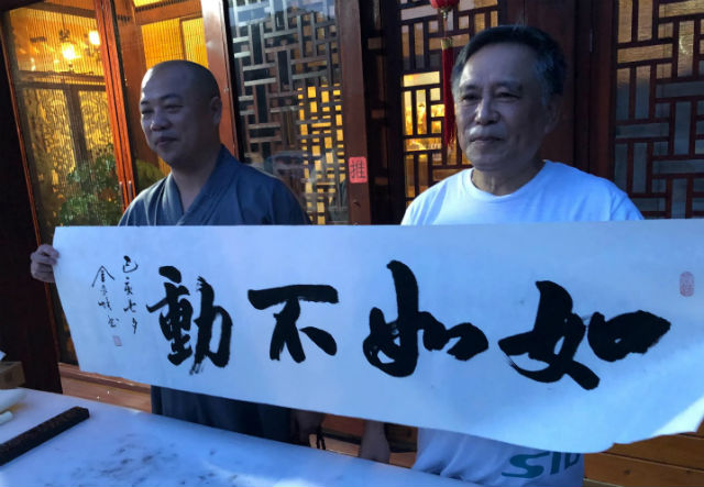 为夏履景点代言,赠送书法给网友与村民,为大家指导学书要义,帅呆了